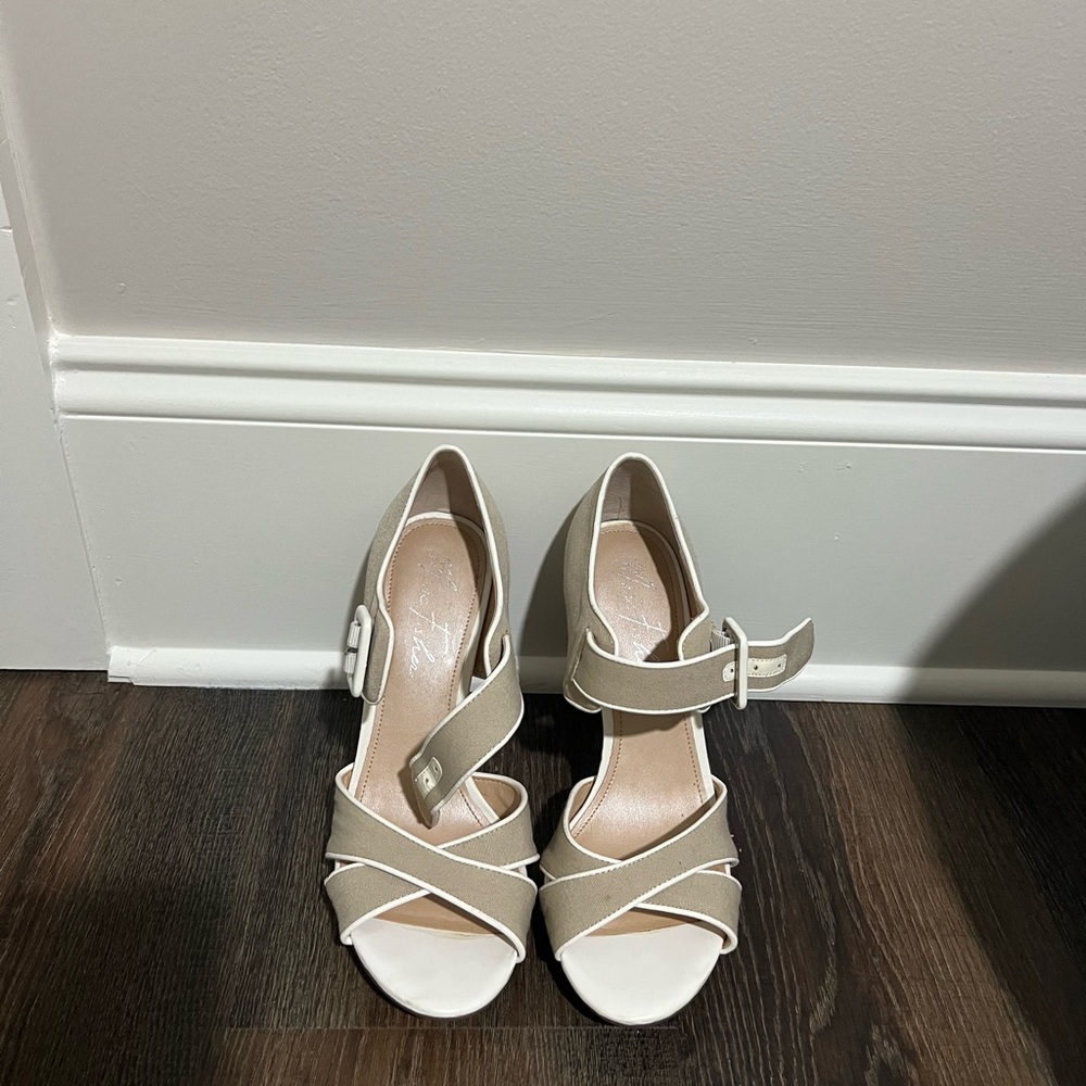 Elegant Cream Strappy Sandals!!